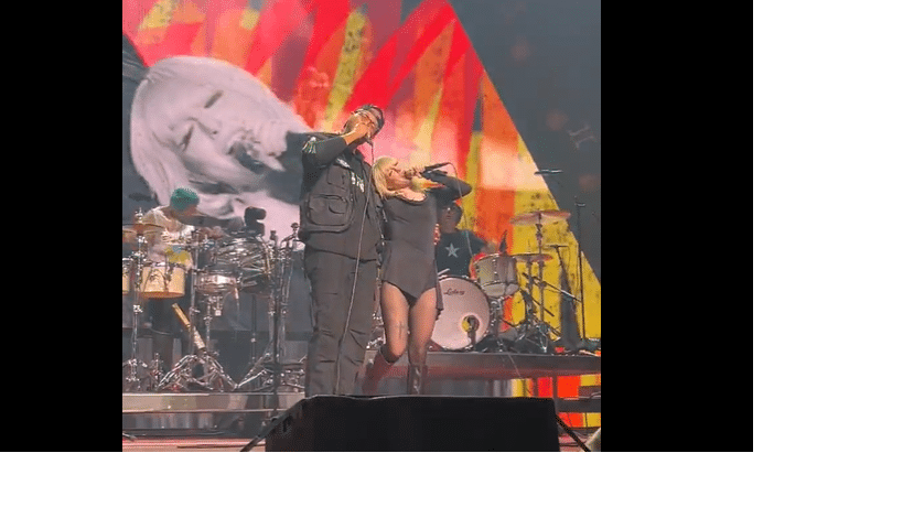 O vídeo vai te surpreender: Stephen Curry paga de cantor e se apresenta com banda Paramore