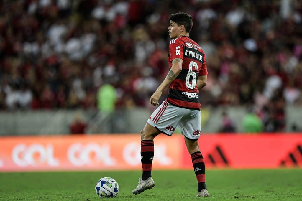 Vai ou fica? Após rumores de saída do Flamengo, Ayrton Lucas define seu futuro