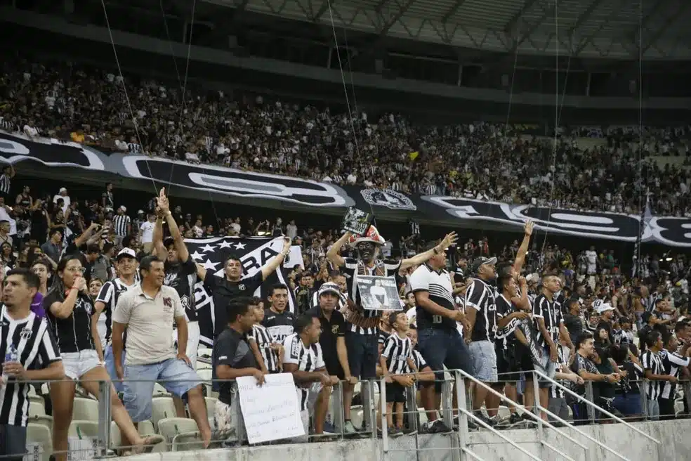 Torcida do Ceará ‘dá uma mãozinha’ em mosaico de rival para a Sul-Americana