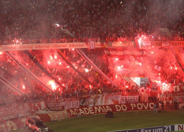 Da euforia à tensão: torcedores do Internacional celebram semifinal da Libertadores