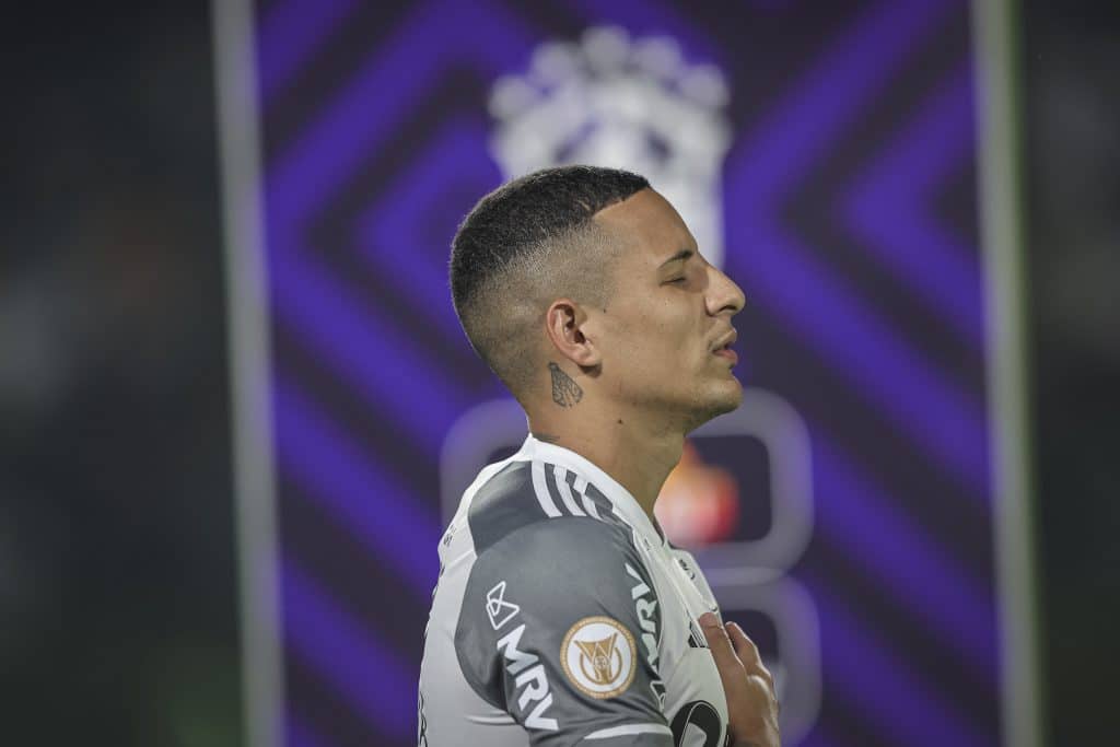 Foto: (Pedro Souza/Atlético) - Guilherme Arana está no time para vencer em ligas mata-mata no Cartola