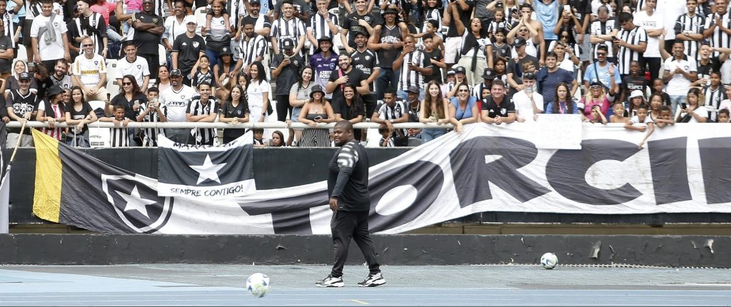 Foto: (Vitor Silva/Botafogo) - Torcida do Botafogo encontrou um novo xodó