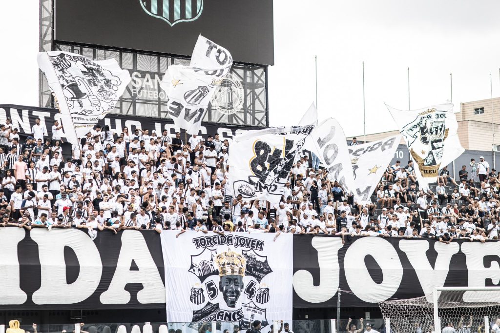 (Vídeo) Torcida do Santos dá SHOW com festa SURREAL na Vila Belmiro antes de decisão contra o Vasco