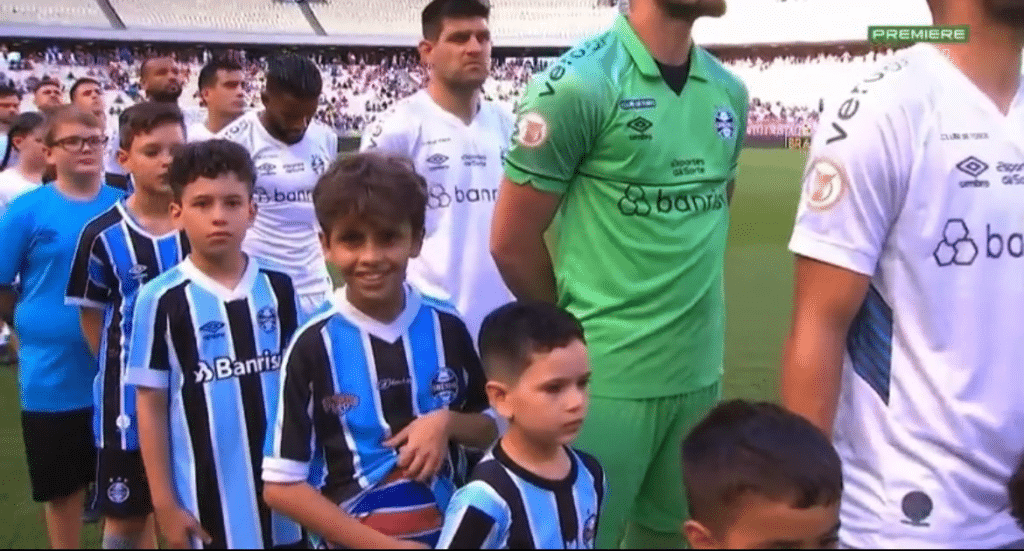 James Bond mirim: torcedor do Fortaleza SE INFILTRA no meio dos jogadores do Grêmio e é FLAGRADO de forma inusitada