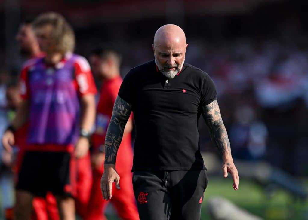 POLÊMICA! Funcionária de craque do Flamengo ‘apronta’ na web e detona Sampaoli ao vivo