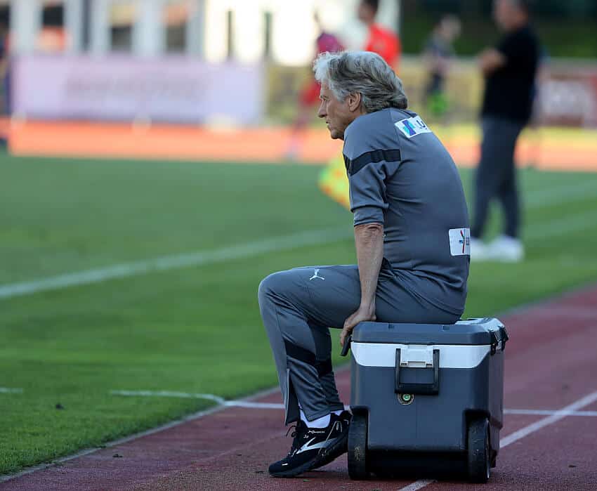 Torcida do Al-Hilal exige saída de Jorge Jesus e define substituto