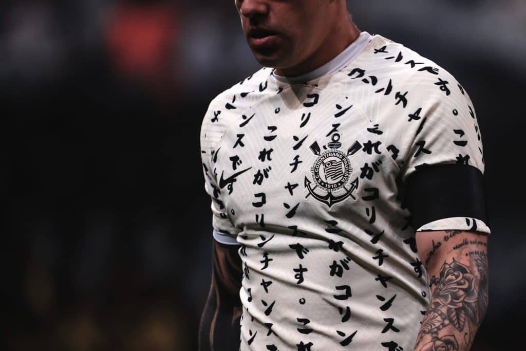 Foto: (Icon Sport) - Atleta do Santos veste camisa do Corinthians e cria polêmica