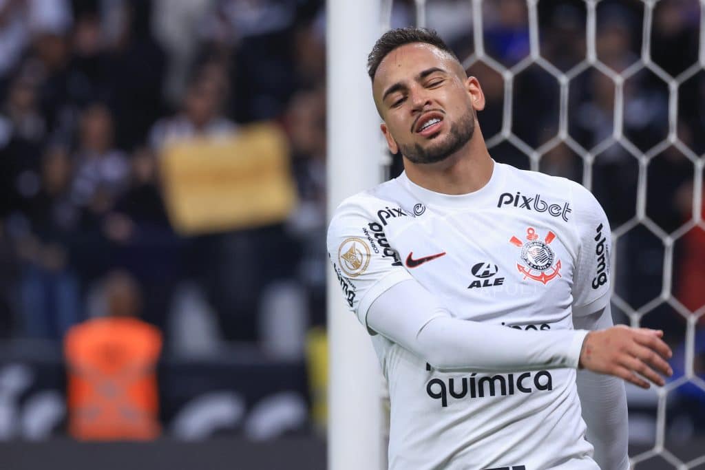 Maycon é cobrado pela torcida do Corinthians após perder gol ‘inacreditável’ no Derby