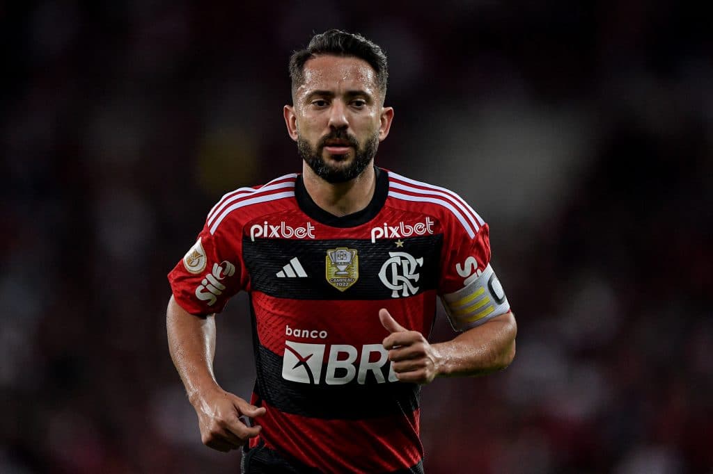 Foto: (Icon Sport) - Everton Ribeiro deve puxar a fila da 'faxina' no Flamengo