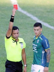 Jogador dá entrada CRIMINOSA em 2 jogadores ao mesmo tempo