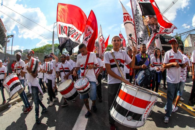 São-paulinos pagam promessas INSANAS pela conquista do título da Copa do Brasil