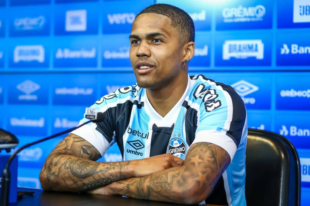 Fez isso ao vivo, ficou chato: empresário de Douglas Costa COBRA dívida milionária do Grêmio