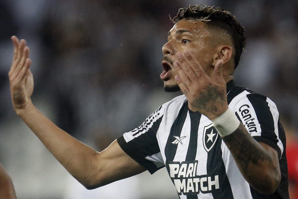Foto: (Vítor Silva/Botafogo) - Tiquinho Soares e Bruno Lage foram alvos de uma polêmica no Botafogo