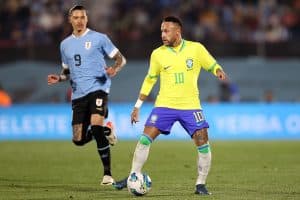 (Vídeo) Neymar sofre LESÃO em Brasil x Uruguai e é retirado de campo AOS PRANTOS na maca