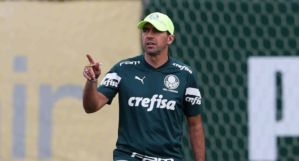 Foto: (Cesar Greco/Palmeiras) - Abel Ferreira pode finalmente ganhar um zagueiro canhoto no Palmeiras