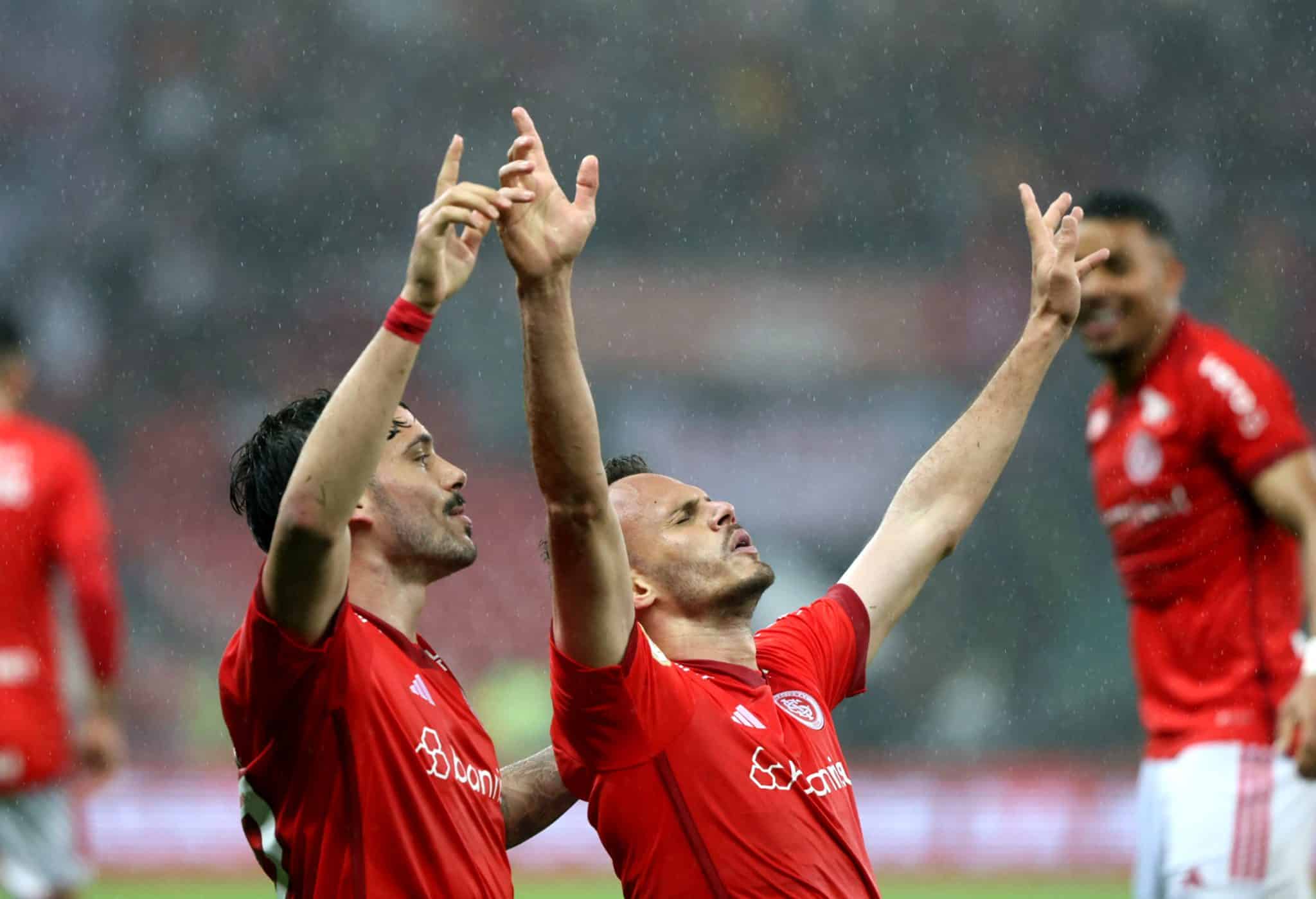 Com a graça de Deus! Padre colorado abençoa o Beira-Rio antes de Inter x  Fluminense, internacional