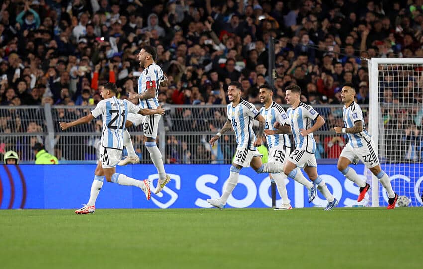 "NÃO SEI QUEM É" Atitude de Messi CHAMA ATENÇÃO após ato lamentável de adversário paraguaio