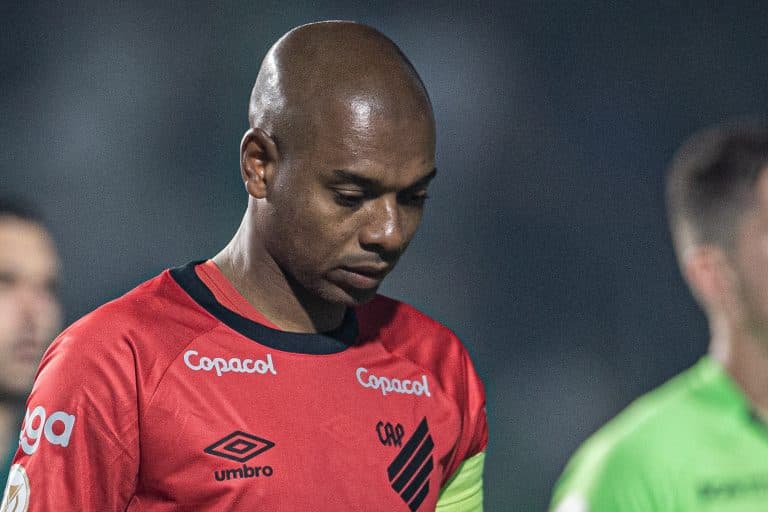 Se isso acontecer, ele fica para 2024: Fernandinho tem ÚNICA CONDIÇÃO para assinar renovação com Athletico