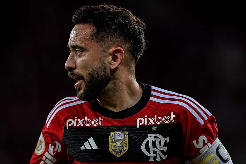 MAESTRO DO MATA-MATA: Everton Ribeiro no centro de um enigma de RENOVAÇÃO no Flamengo