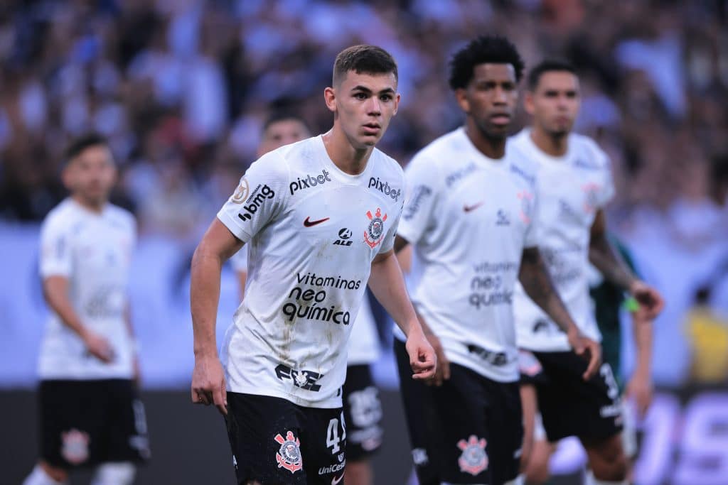 Vale só R$ 16 milhões, mas joga DEMAIS: Corinthians quer CONTRATAR volante de peso para SUBSTITUIR Moscardo