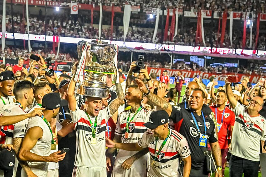 "DO INFERNO AO CÉU! A incrível jornada do São Paulo: de vice-campeão ao topo do pódio em apenas um ano
