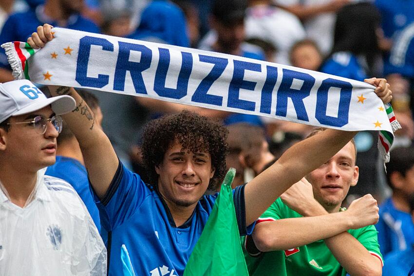 Vale tudo pela vitória! Torcida do Cruzeiro toma atitude SURPREENDENTE e imagem viraliza na Internet