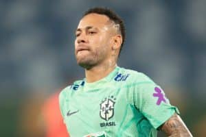 Perdeu a linha: Neymar FICA LOUCO e HUMILHA torcedor da Seleção Brasileira que arremessou saco de pipoca