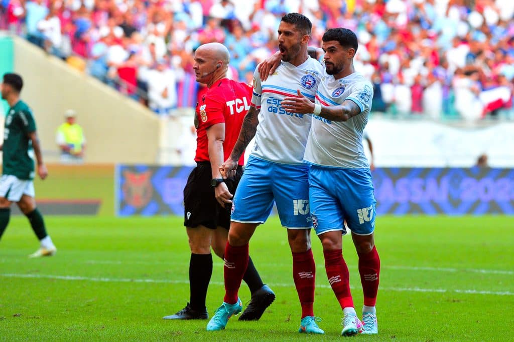 COCHILANDO NO JOGO: Tadeu leva dois gols em 3 minutos