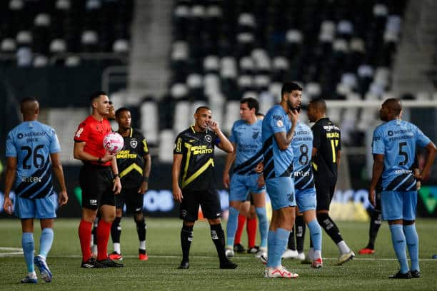 Botafogo x Athletico-PR será REMARCADO após problema no estádio; Veja NOVA DATA!